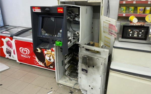 Keadaan mesin ATM di sebuah kedai serbaneka di Pekan Meru yang diletupkan dalam kejadian awal pagi Selasa.