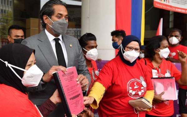 Khairy (dua dari kiri) menerima memorandum daripada Roziah di Kementerian Kesihatan, Putrajaya pada Selasa. - Foto Bernama