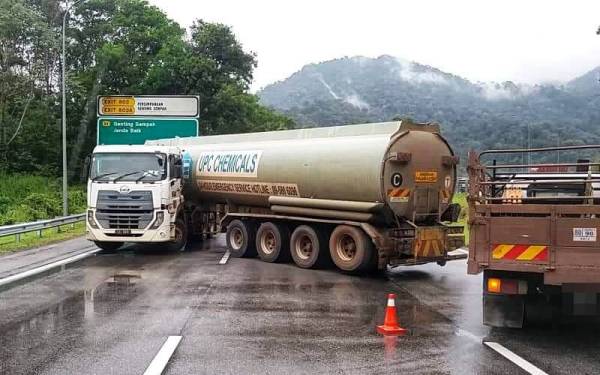 Keadaan sebuah lori tangki yang melintang selepas terbabit dalam kemalangan di KM35.2 Lebuh Raya Kuala Lumpur-Karak hala timur dekat Genting Sempah pada Selasa. - Foto Anih Berhad