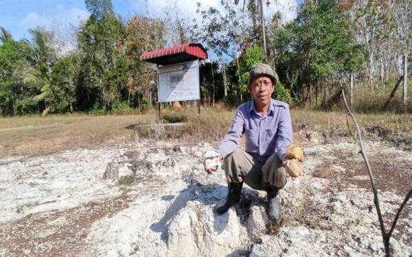 Abdul Halim menunjukkan debu gunung berapi yang berada di dalam kawasan miliknya yang digazetkan sebagai Tapak Terpelihara Geowarisan Kedah pada tahun 2015 di Kampung Padang Nyior, Padang Sanai, Kedah.