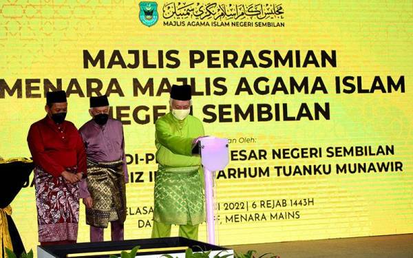 Yang Dipertuan Besar Negeri Sembilan, Tuanku Muhriz Ibni Almarhum Tuanku Munawir (kanan) berkenan merasmikan Menara MAINS di Seremban pada Selasa. - Foto Bernama