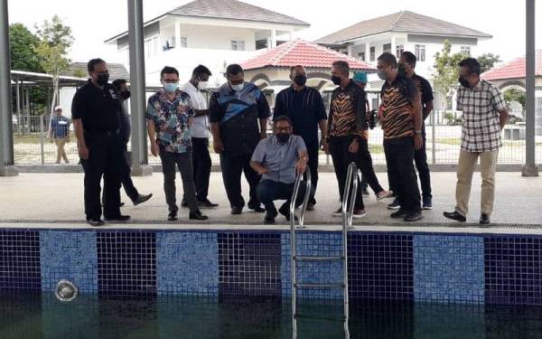 Ahmad Faizal (tengah depan) meninjau kolam renang dan kemudahan sukan selepas merasmikan Majlis Penyerahan Projek Kompleks Rakan Muda Sukan air dan Udara (Kamsau) di Kota Tinggi, pada Selasa.