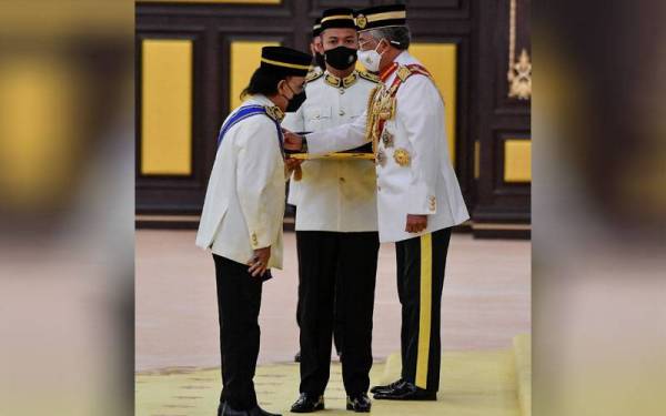 Yang di-Pertuan Agong, Al-Sultan Abdullah Ri'ayatuddin Al-Mustafa Billah Shah (kanan) berkenan mengurniakan Darjah Kebesaran Panglima Mahkota Wilayah (PMW) membawa gelaran Datuk kepada penyanyi tersohor tanah air, Datuk Abdul Hail Amir pada Istiadat Pengurniaan Darjah Kebesaran, Bintang dan Pingat Wilayah Persekutuan sempena Hari Wilayah Persekutuan 2022 di Istana Negara pada Selasa. - Foto Bernama