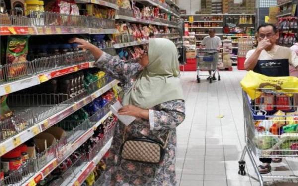 Kerajaan diminta supaya menyediakan penyelesaian lebih konkrit dalam usaha untuk mengurangkan harga barangan makanan keperluan rakyat Malaysia. - Gambar hiasan 