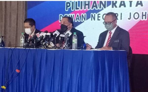 Abdul Ghani (tengah) pada sidang media SPR di Pusat Konvensyen Antarabangsa Persada, Johor Bahru pada Rabu.