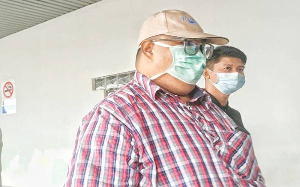 Mohd Zamry (kiri) didenda RM15,000 selepas mengaku salah di Mahkamah Sesyen di sini, pada Rabu.