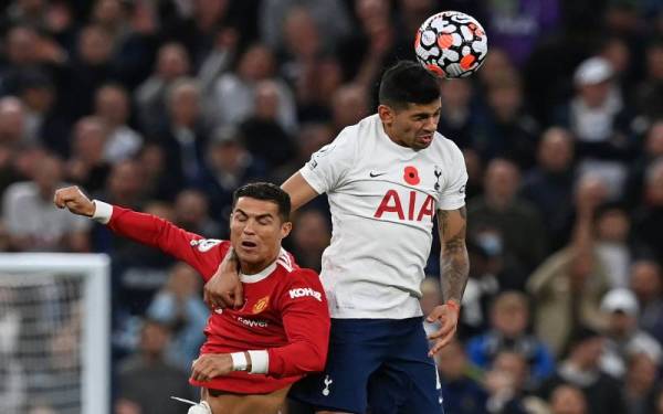 Romero bersaingan dengan pemain Manchester United, Cristiano Ronaldo semasa perlawanan liga di Stadium Tottenham Hotspur, London, 30 Oktober tahun lalu. - Foto AFP