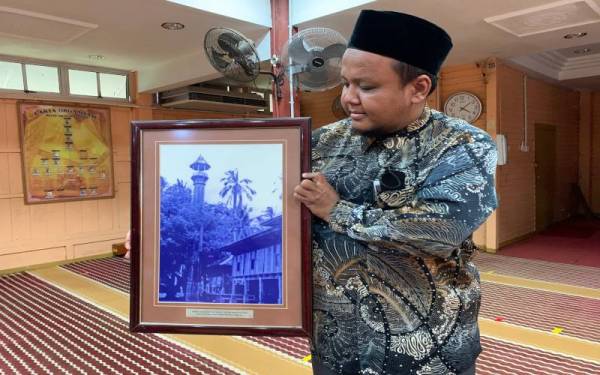 Ahmad menunjukkan struktur asal Masjid Tok Pulai Chondong di Kampung Surau, Pulau Chondong, Machang, Kelantan. 