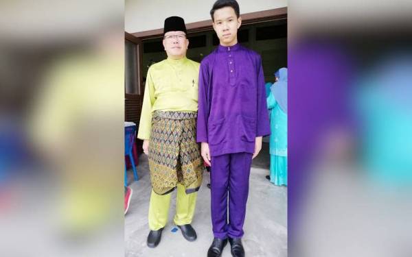 Chin Chye bersama anak bongsunya, chio Heng Kuan tidak kekok berbaju Melayu.