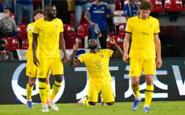 Lukaku (tengah) meraikan jaringannya ketika membantu Chelsea mara ke final Piala Dunia Kelab.