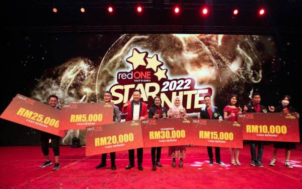 Ben Teh (tiga dari kiri) bersama rakan niaga jualan redONE yang menerima insentif tunai bernilai RM500,000 ketika Star Nite 2022.