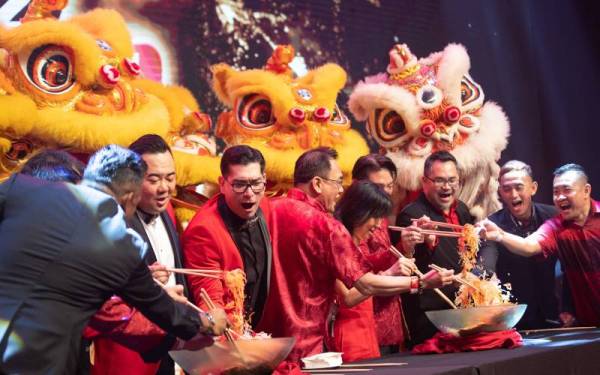 Pengurusan tertinggi redONE menggaul ‘yee sang’ di pentas Star Nite 2022.