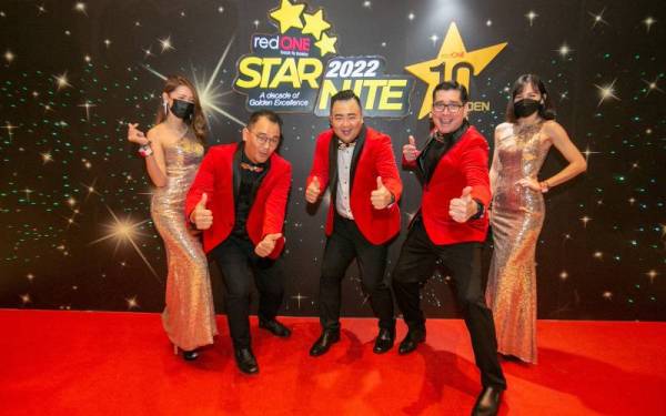 Ketua Pegawai Operasi redONE, Tee Yew Yaw (dua, kiri), Ketua Pegawai Jualan redONE, Ben Teh (tengah) dan Ketua Pegawai Eksekutif redONE, Farid Yunus (dua, kanan) bergambar di Star Nite 2022.