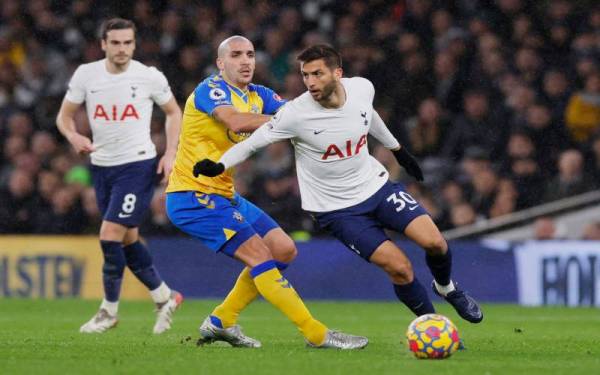 Pemain Tottenham Hospur, Rodrigo (kanan), cuba melepas kawalan pemain Southampton, Oriol Romeu pada perlawanan berkenaan. - Foto Reuters