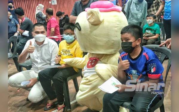 Dr Muhamad Akmal (kiri) bergambar bersama kanak-kanak dan maskot ketika meninjau PICKids di PPV Dewan Datuk Ahmad Ithinin, Merlimau Pasir pada Khamis