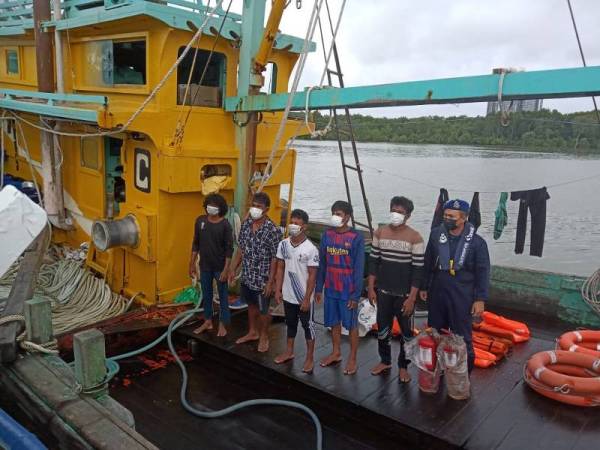 Bot nelayan tempatan bersama lima kru warga asing yang ditahan di muara Sungai Kuantan di sini pada Rabu.