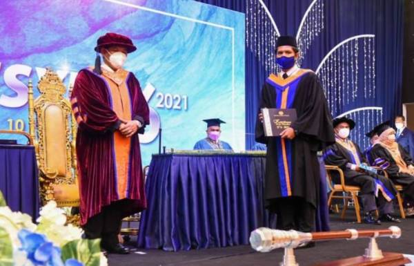 Aminuddin (kiri) ketika menyempurnakan penyerahan diploma pelajar Kolej Vokasional Ampangan, Seremban. 