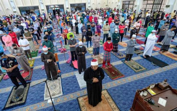 Kawasan masjid selain ruang solat utama boleh dijadikan ruang mendirikan solat jika terdapat keperluan berbuat demikian. - Foto fail Bernama