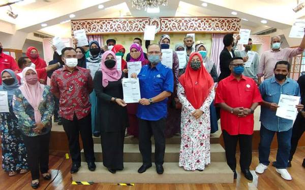 Siti Nora mewakili kumpulan ahli Bersatu Bahagian Maran menyerahkan borang keahlian UMNO selepas mengisytiharkan keluar Bersatu, pada Rabu.