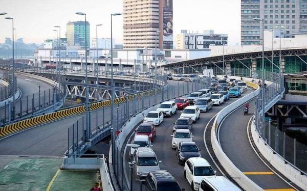 Johor menyokong pembukaan sepenuhnya sempadan negara seawal 1 Mac depan namun berharap pelaksanaannya tidak membebankan rakyat terutama dari segi tanggungan kos kuarantin. (Gambar hiasan) - Foto Bernama