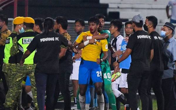 Pemain Penang FC, Adib Ra'op mengalami pendarahan pada hidung susulan insiden panas yang berlaku ketika aksi antara Penang FC dan TFC II di Stadium Sultan Ismail Nasiruddin Shah pada Rabu. - Foto: Bernama