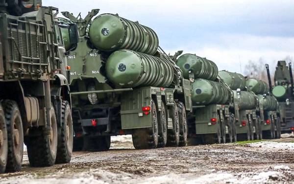 Beberapa kenderaan tentera Rusia membawa sistem pertahanan udara S-400 menuju ke Belarus. - AFP