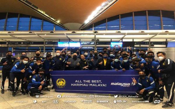 Barisan pemain Skuad B-23 Kebangsaan di Lapangan Terbang Antarabangsa Kuala Lumpur (KLIA) sebelum ke Kemboja pada pagi Jumaat. Foto:FAM