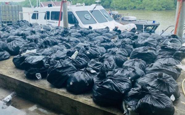 Lebih kurang 1.2 tan daun ketum yang cuba diseludup keluar dirampas di kedudukan 0.9 batu nautika timur laut dari muara Kuala Kedah pada Khamis.