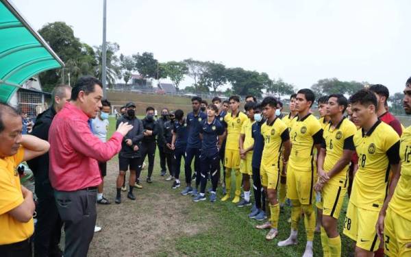 Hamidin (kiri), memberikan kata-kata semangat kepada skuad B-23 pada aksi persahabatan berkenaan. - Foto FB FAM