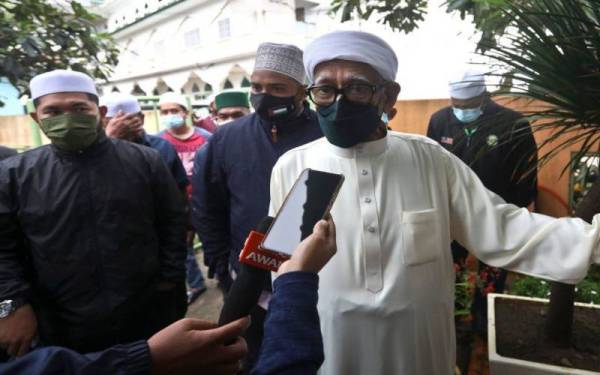 Abdul Hadi ditemui pemberita selepas menyampaikan kuliah mingguan di Masjid Rusila pada Jumaat.