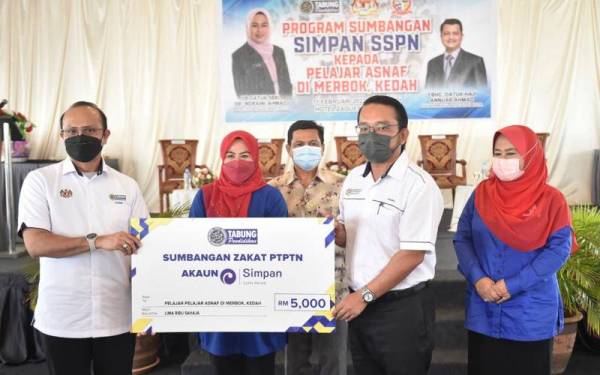 Noraini (dua dari kiri) menyaksikan penyerahan sumbangan zakat PTPTN pada Program Sumbangan Simpan SSPN kepada Pelajar Asnaf Merbok di Sungai Petani, Kedah pada Jumaat.