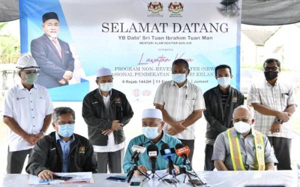 Tuan Ibrahim (tengah) semasa sidang media di tapak projek NRW Nasional Pendekatan 1 negeri Kelantan di Pasir Tumboh pada Jumaat.