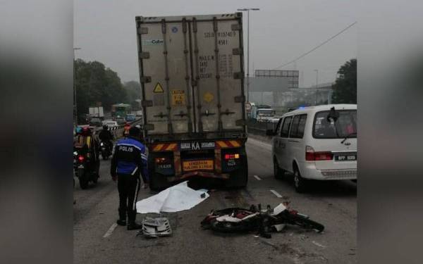 Seorang penunggang motosikal maut digilis sebuah treler selepas motosikal ditungganginya hilang kawalan di Jalan Sungai Buloh-Kepong.