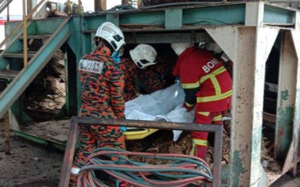 Pasukan bomba dan penyelamat mengeluarkan mangsa yang tersepit. - Foto Jabatan Bomba dan Penyelamat Nilai