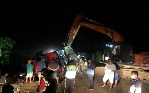 Operasi mengeluarkan mangsa tersepit di bahagian hadapan lori dilakukan dengan bantuan pasukan bomba yang tiba di lokasi kejadian di Luasung Jalan Imbak Canyon, Kalabakan, Tawau.