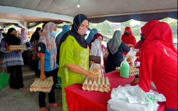 Lebih 20,000 biji telur jadi rebutan pengguna sepanjang dua hari Program Jualan Keluarga Malaysia berlangsung di Bandar Baharu Pasir Puteh pada Sabtu.