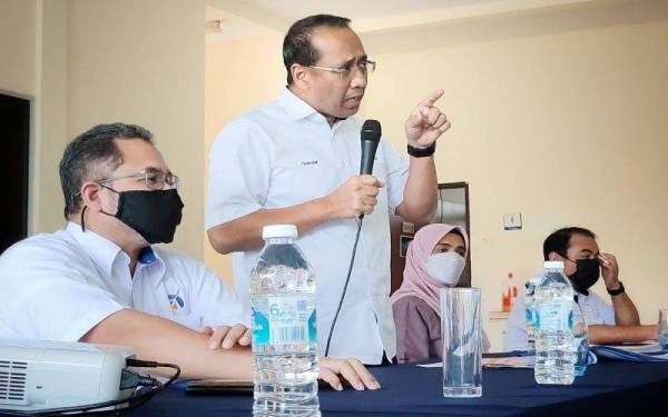 Mohammad Fakhruddin (tengah),memaklumkan kerajaan Pahang bersetuju menyediakan tanah kerajaan negeri sebagai tapak pembinaan menara telekomunikasi baharu.