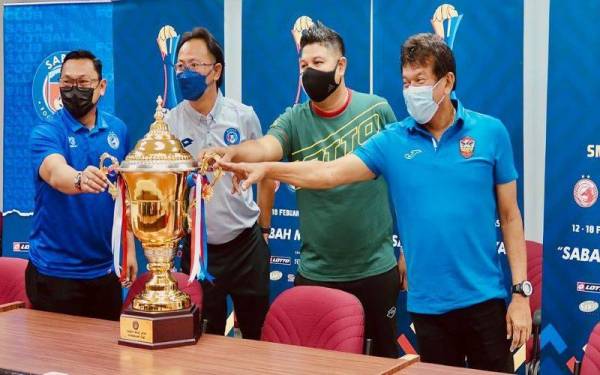 Keempat-empat jurulatih pasukan yang bertanding bergambar bersama Piala SMJ 2020. FOTO: Sabah Football Club