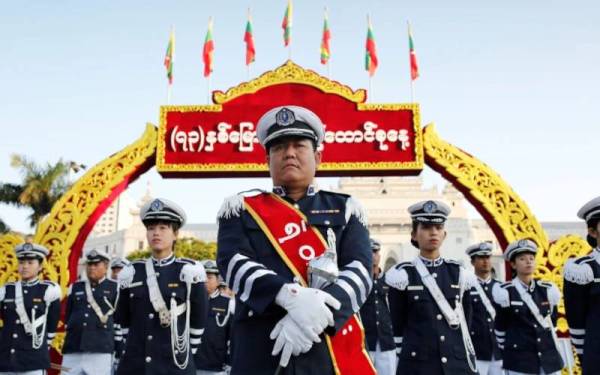 Beratus-ratus tentera berarak di samping penjawat awam kibarkan bendera negara dan persembahkan tarian koreografi sempena Sambutan Jubli Berlian Hari Kesatuan. - Foto Reuters