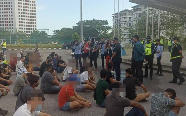 Antara penonton perlumbaan 'drag race' haram yang ditahan menerusi operasi khas bersepadu samseng jalanan berhampiran Plaza Tol Skudai, pada awal pagi Ahad.