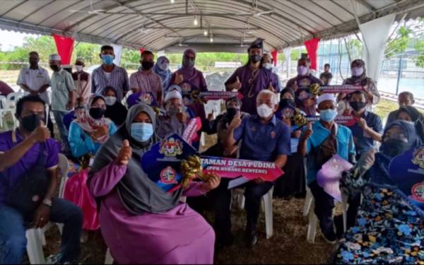 Mahdzir (empat dari kanan) bersama sebahagian penduduk yang tinggal di Taman Desa Pudina, PPK Kubang Kenyeng pada Ahad.