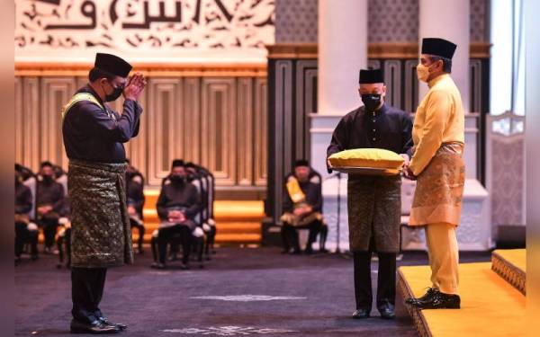 Sultan Mizan berkenan mengurniakan Darjah Seri Setia Sultan Mizan Zailnal Abidin yang membawa gelaran Datuk Seri kepada Mohd Zuki (kiri) pada Istiadat Pengurniaan Bintang-Bintang Darjah Kebesaran Negeri Terengganu Darul Iman Tahun 2021 di Istana Syarqiyyah pada Ahad. - Foto Bernama