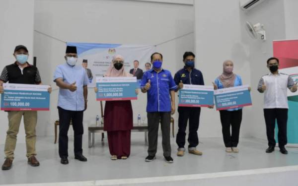 Ahmad Maslan (tengah) dan Ahmad Nazlan (dua dari kiri) bersama penerima-penerima pembiayaan 'SUCCESS PUNB' pada Program Taklimat dan Sesi Dialog PUNB Bersama Usahawan Pontian di Dewan Kompleks Muafakat, Benut Pontian pada Ahad. - Foto Bernama