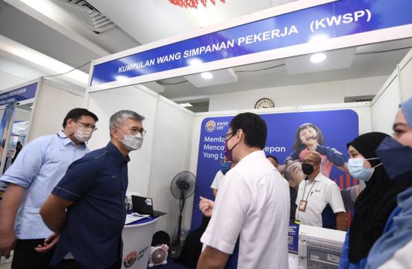 Tengku Zafrul melakukan lawatan ke gerai pameran Kumpulan Wang Simpanan Pekerja (KWSP) di Pusat Transformasi Bandar (UTC) Kota Kinabalu hari ini. -Foto Bernama