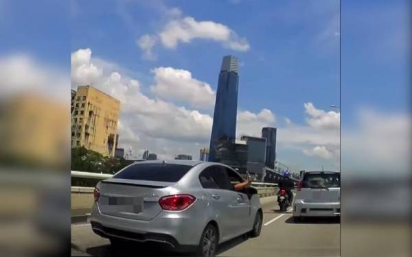 Pada Ahad, tular video berdurasi tiga minit memaparkan tindakan pemandu kereta Proton Persona bertindak memandu melulu dipercayai berlaku di Jalan Tun Razak di sini.