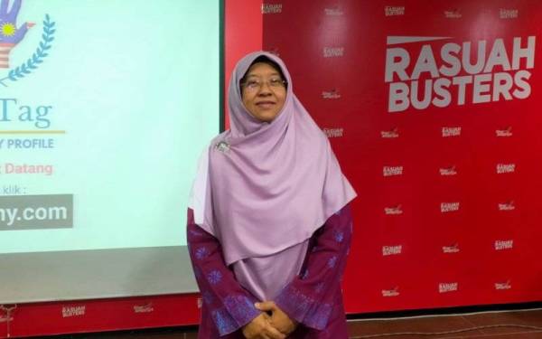 Haniza Mohamed Talha bergambar kenangan sebelum mengambil ujian RBTag di Kompleks Karangkraf di Shah Alam Khamis lalu.