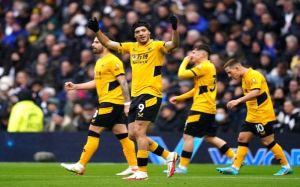 Jimenez meraikan jaringannya ketika membantu Wolves tewaskan Spurs 2-0 di Stadium Tottenham malam Ahad.