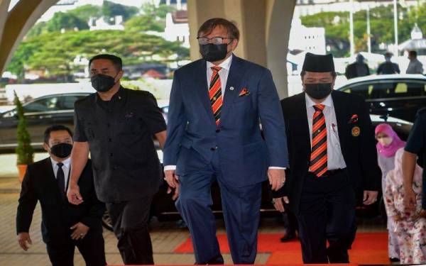  Abang Johari (tengah) tiba bagi menghadiri Mesyuarat Pertama Penggal Pertama Dewan Undangan Negeri (DUN) Sarawak ke-19 di Bangunan DUN Sarawak pada Isnin.