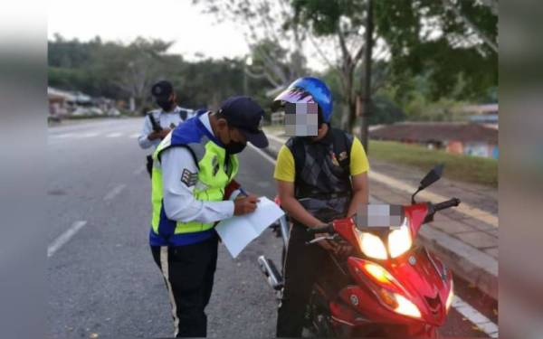 Operasi yang dijalankan bermula 6.30 pagi sehingga 8.30 pagi menerusi Op Didik di Sekolah Menengah Kebangsaan Sri Sepang di sini pada Isnin.