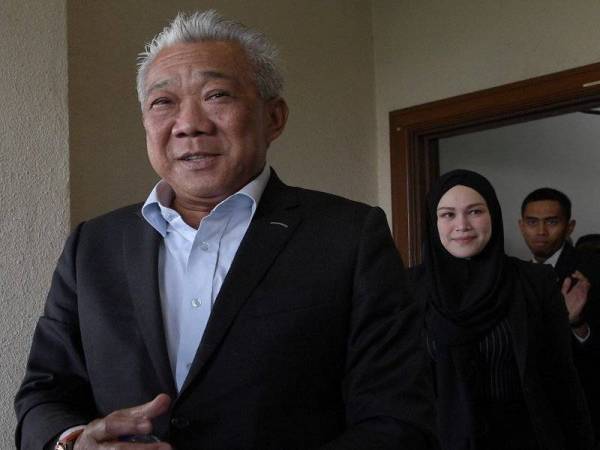 Bung Moktar dan isterinya, Zizie Ezette ketika hadir di Mahkamah Sesyen Kuala Lumpur. - Gambar fail